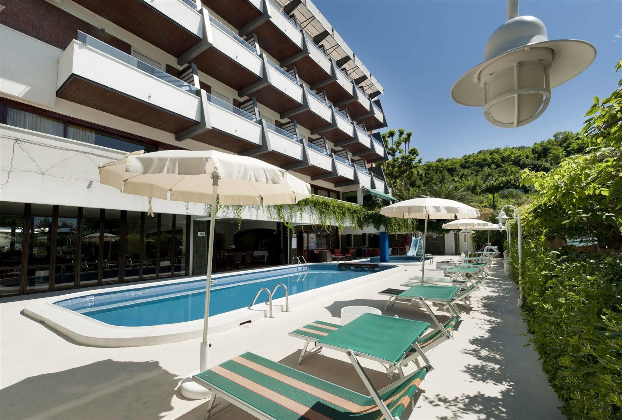 Hotel Alexander Gabicce Mare Esterno foto
